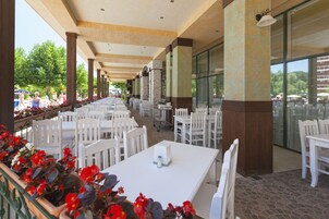 Se sirven desayunos, almuerzos y cenas; cocina internacional