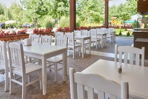 Serveert ontbijt, lunch, diner, internationale gerechten 