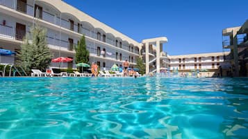 Indendørs pool, sæsonbestemt udendørs pool