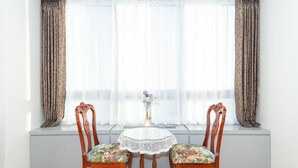 Classic-Zweibettzimmer | Essbereich im Zimmer