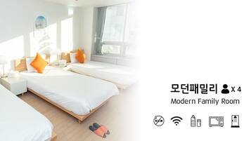 Habitación triple de diseñador | Camas con efecto memoria, decoración personalizada y muebles diferentes