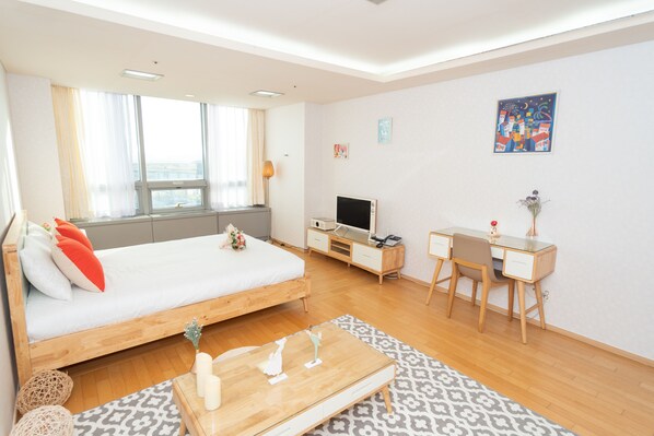 Design Double Room | Memory foam beds, individually decorated, individually furnished, desk - Numberone Residence (Incheon)