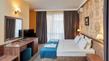 Junior Suite (3 adults + 1 child) | In-room safe, desk, free WiFi, bed sheets