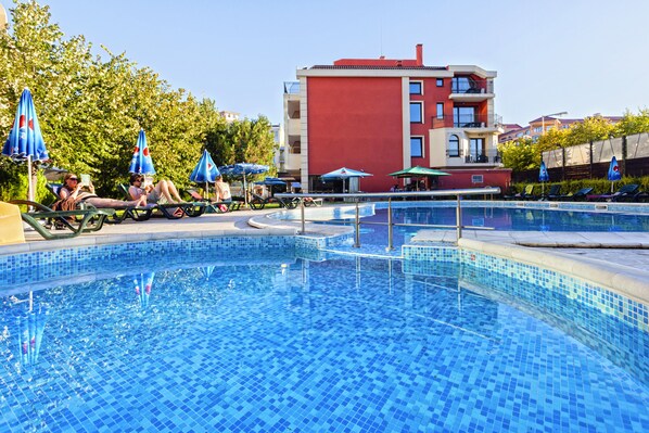 Seasonal outdoor pool, open 8 AM to 6:00 PM, pool loungers