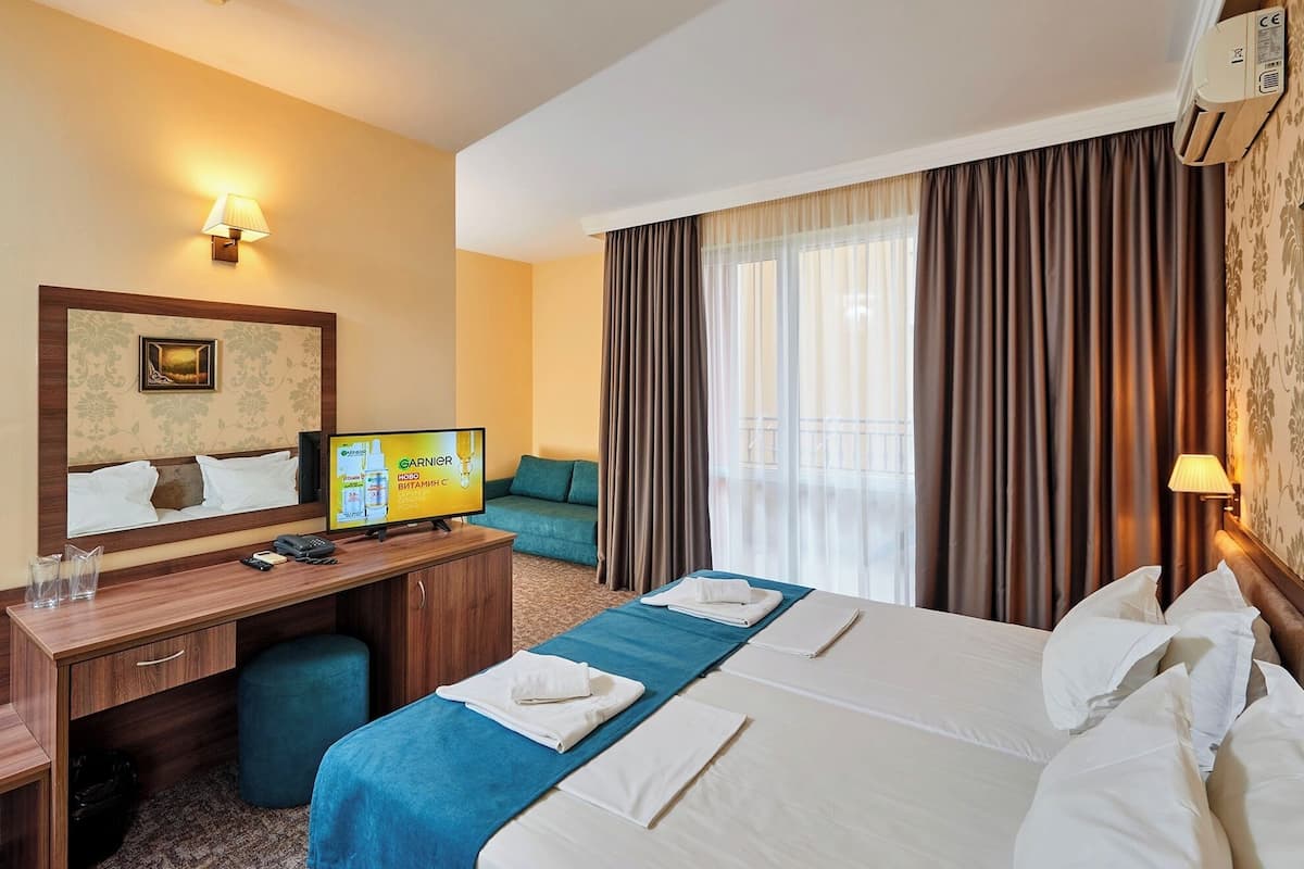 Junior Suite (3 adults + 1 child) | In-room safe, desk, free WiFi, bed sheets
