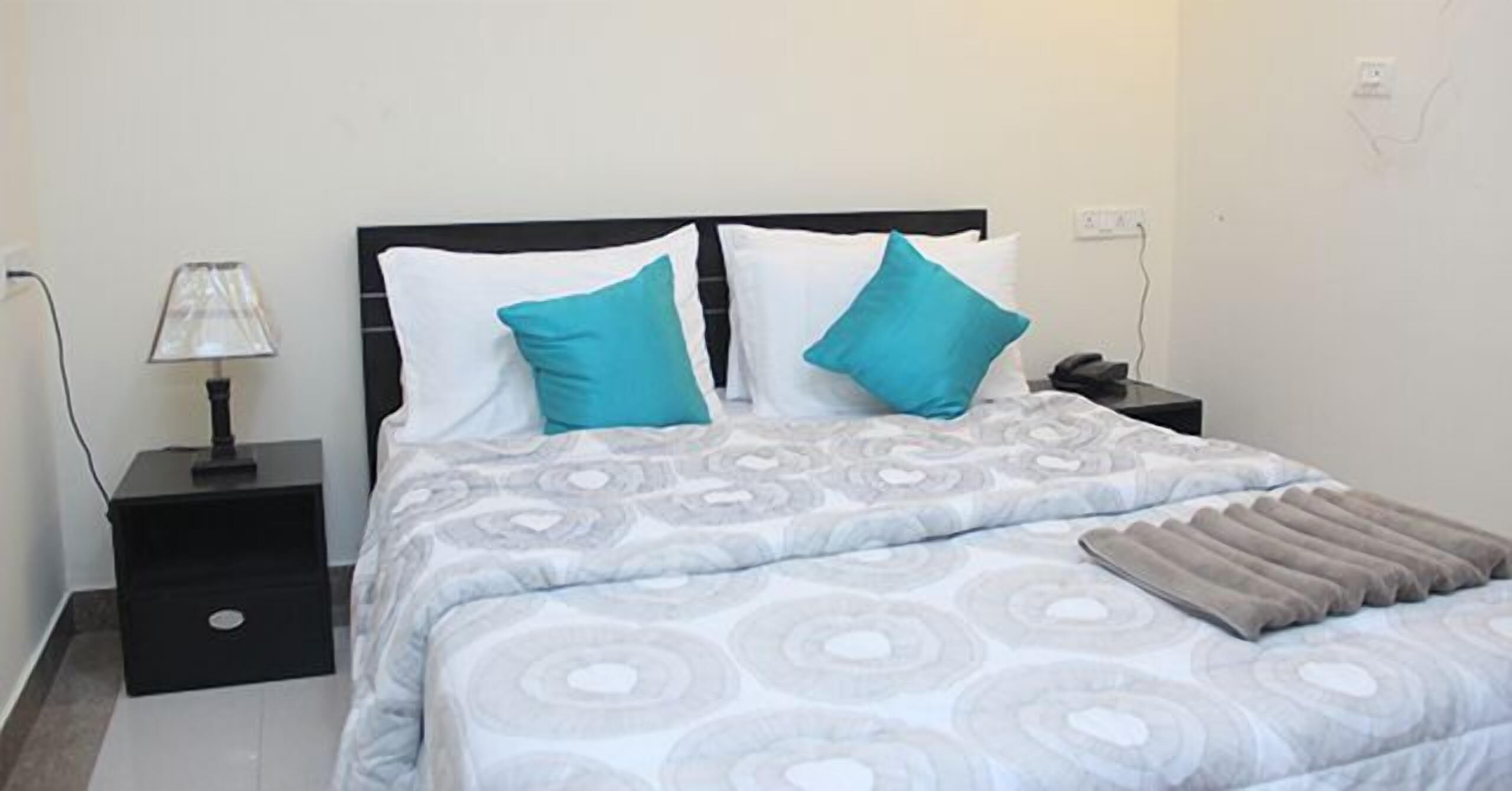 Literie de qualité, lit avec matelas à plateau-coussin
