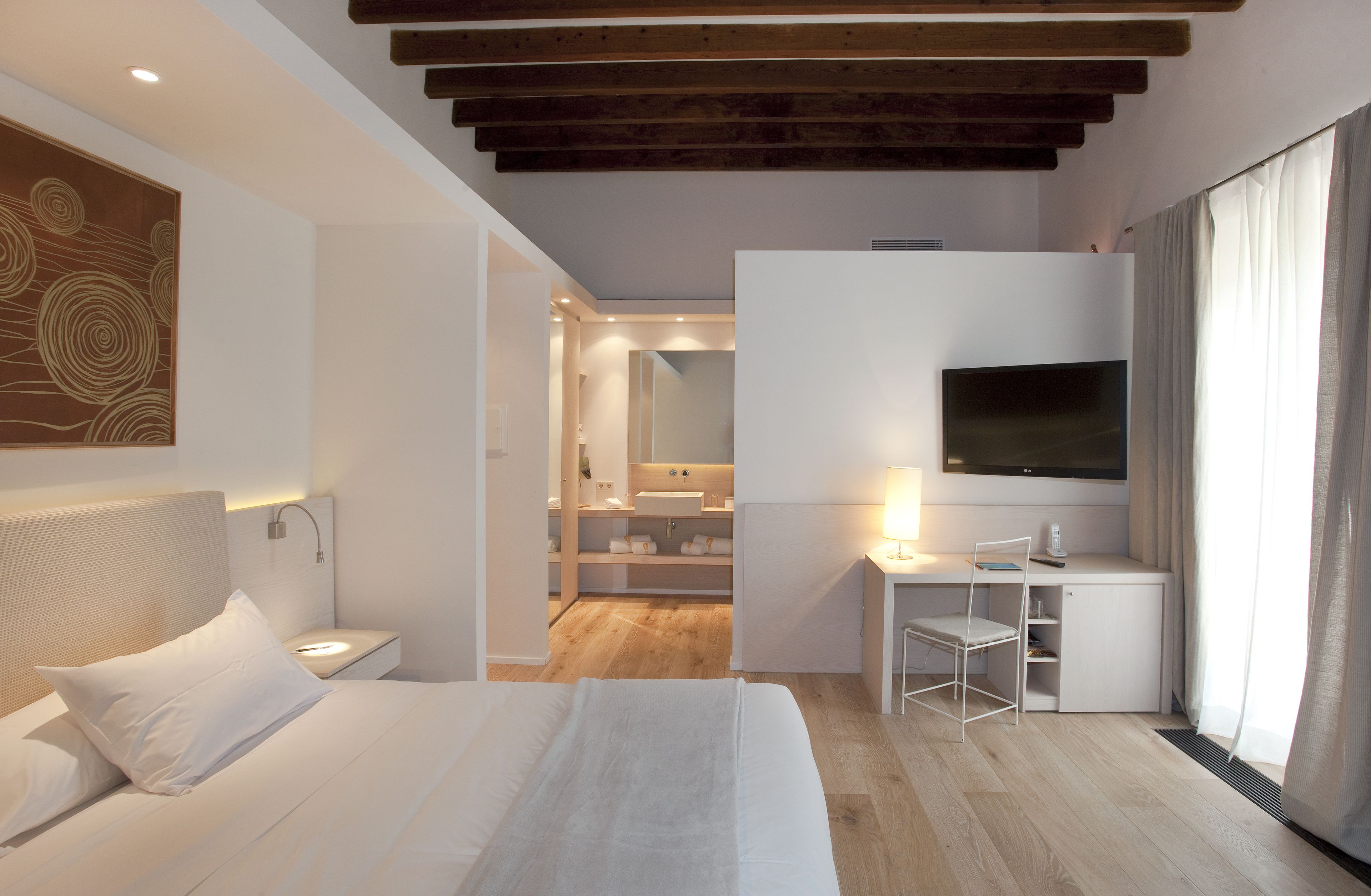 Een minibar, een kluis op de kamer, individueel gedecoreerd, een bureau