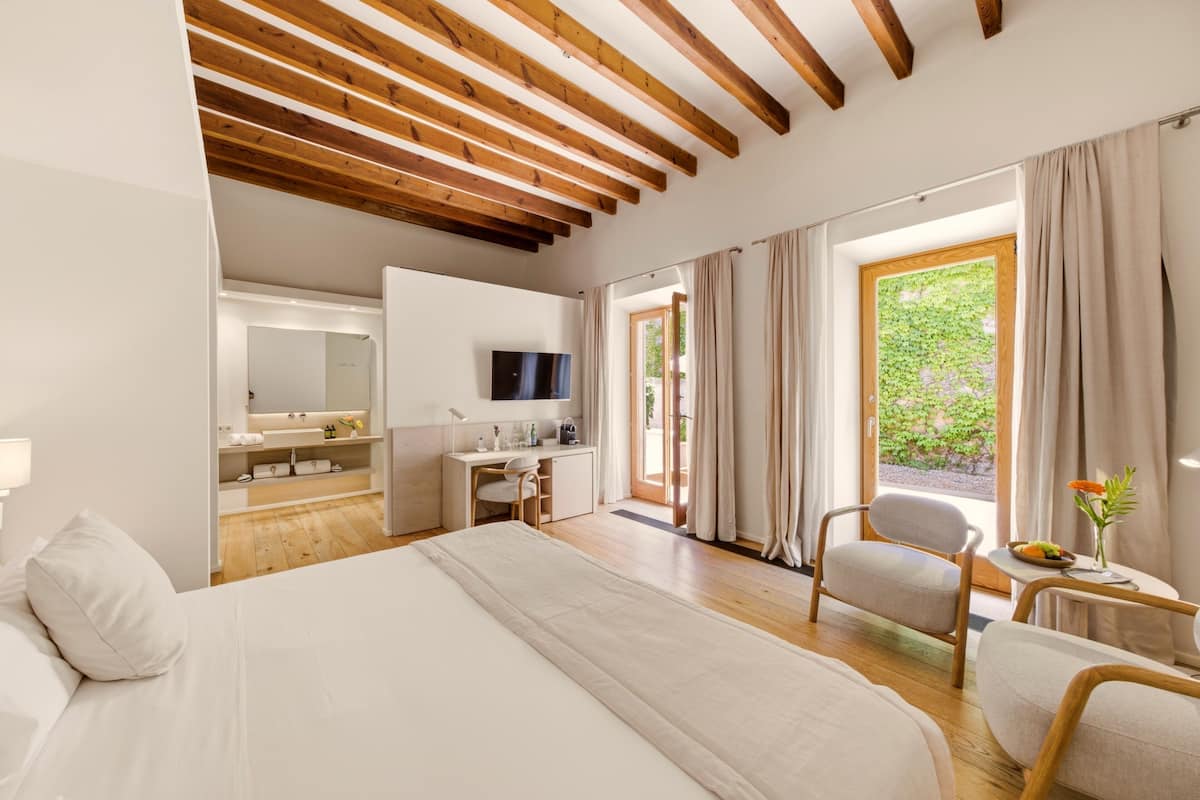 Habitación Deluxe doble, patio | Ropa de cama de alta calidad y edredones de plumas
