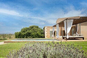 Minibar, caja fuerte, decoración individual y escritorio