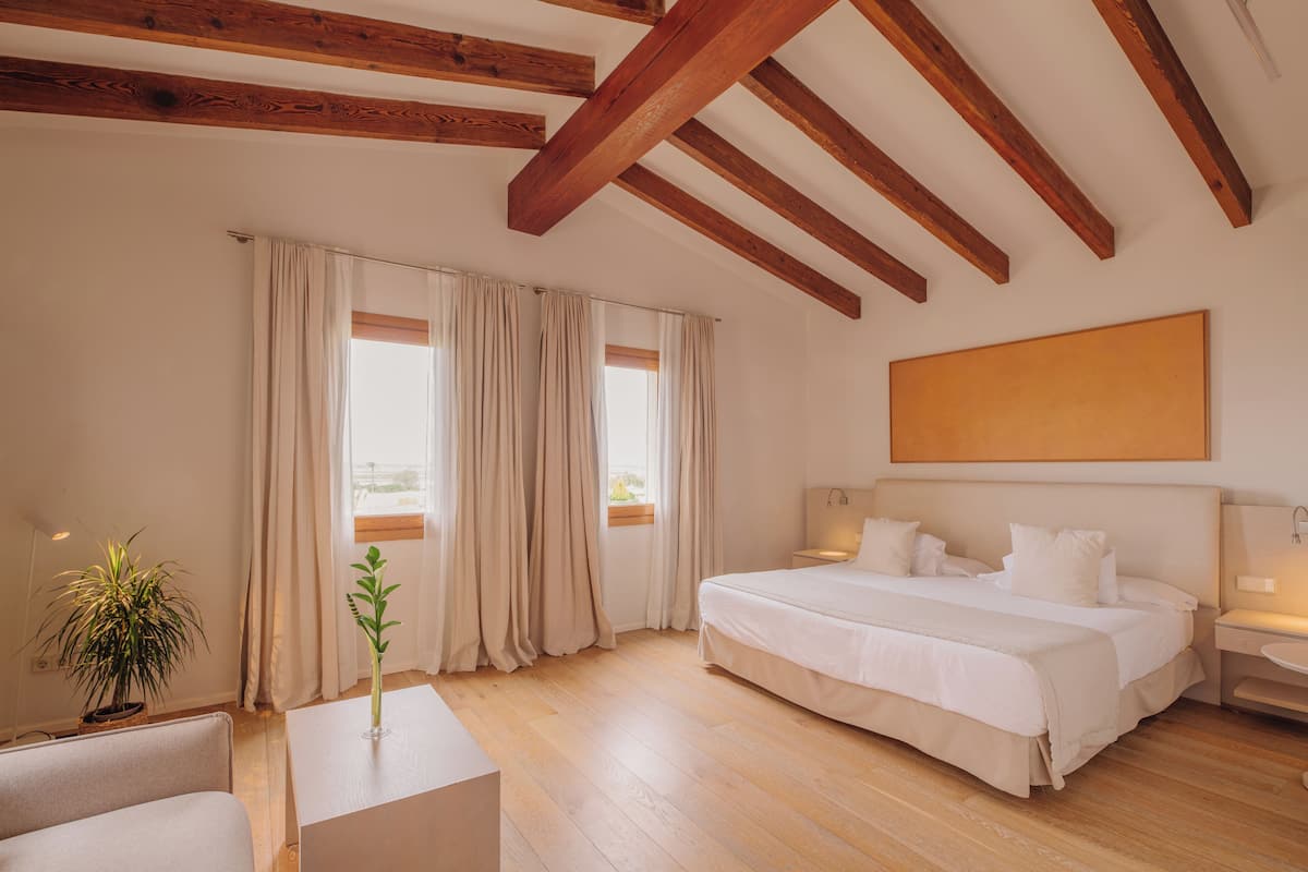 Minibar, in-room safe, individually decorated, desk