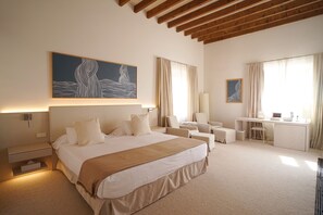 Minibar, coffre-fort, décor unique, bureau