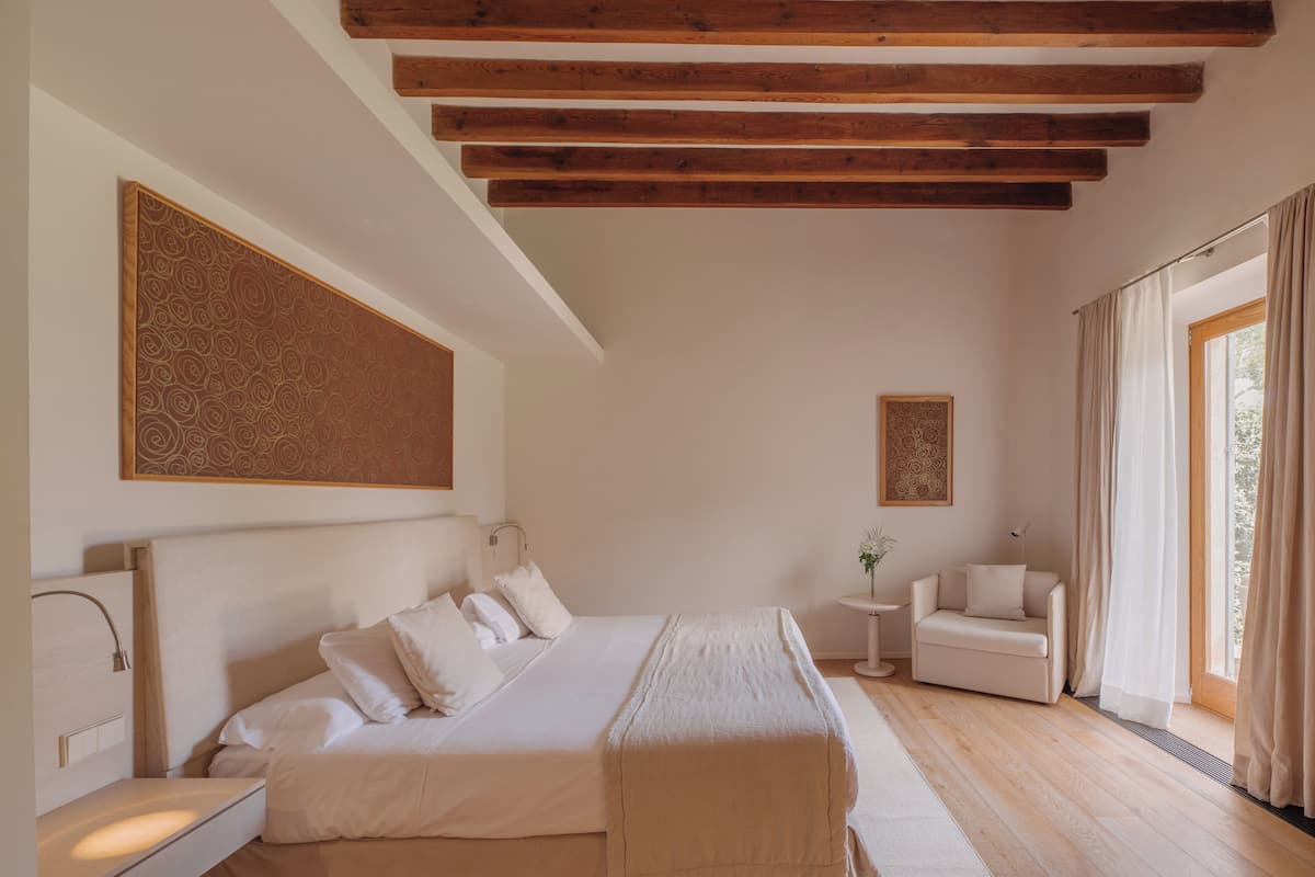 Deluxe Double Room, Terrace | Minibar, in-room safe, individually decorated, desk