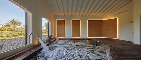 Una piscina techada, 2 piscinas al aire libre, sombrillas