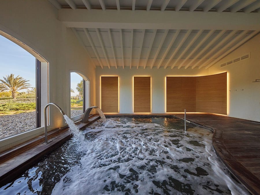 Innenpool, 2 Außenpools, Sonnenschirme, Liegestühle