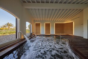 Piscina coberta, 2 piscines a l'aire lliure, para-sols i gandules 