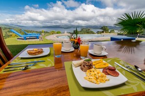 Free daily full breakfast - Nepenthe B&B (La Fortuna)