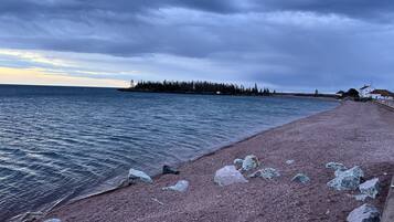 Kamar, 1 Tempat Tidur King, tepi danau | Teras/patio