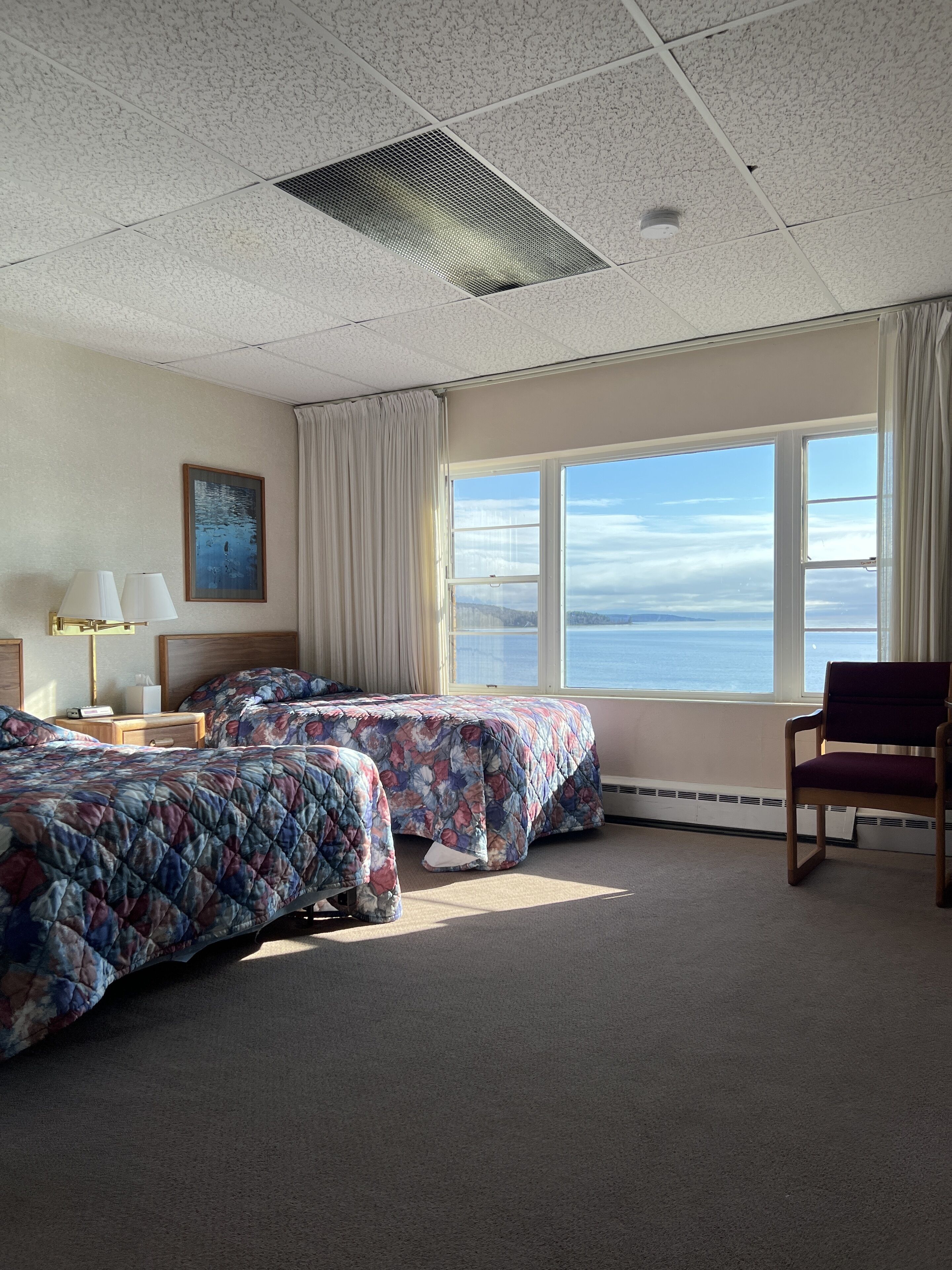 Chambre, en bord de lac (1 Double & 1 Twin Room )