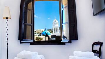 Villa (Kyani) | In-room safe, individually decorated, individually furnished