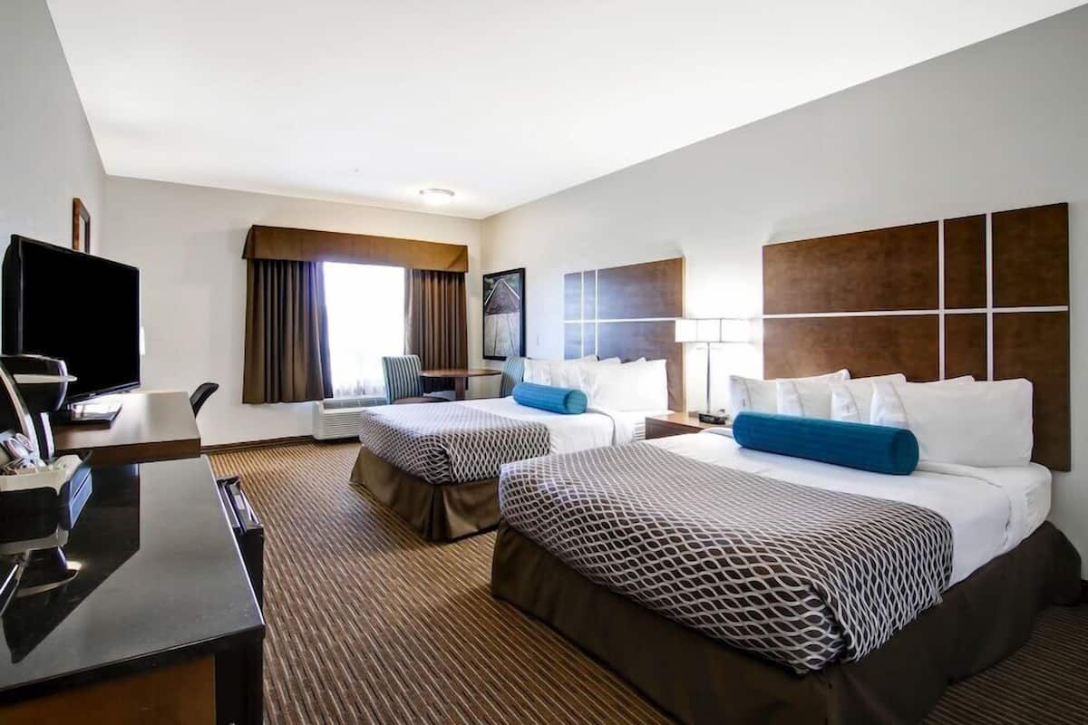 Desk, iron/ironing board, rollaway beds, free WiFi