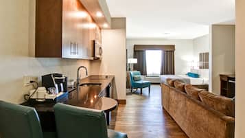 Zimmer, 2Â Einzelbetten (Family Suite) | Wohnbereich | 39-Zoll-Flachbildfernseher mit Kabelempfang, Fernseher