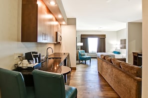 Habitación, 2 camas individuales (Family Suite) | Área de sala de estar | Televisión de pantalla plana de 39 pulgadas con canales por cable