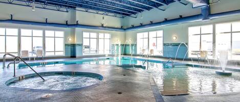 من حمّامات السباحة المغطاة