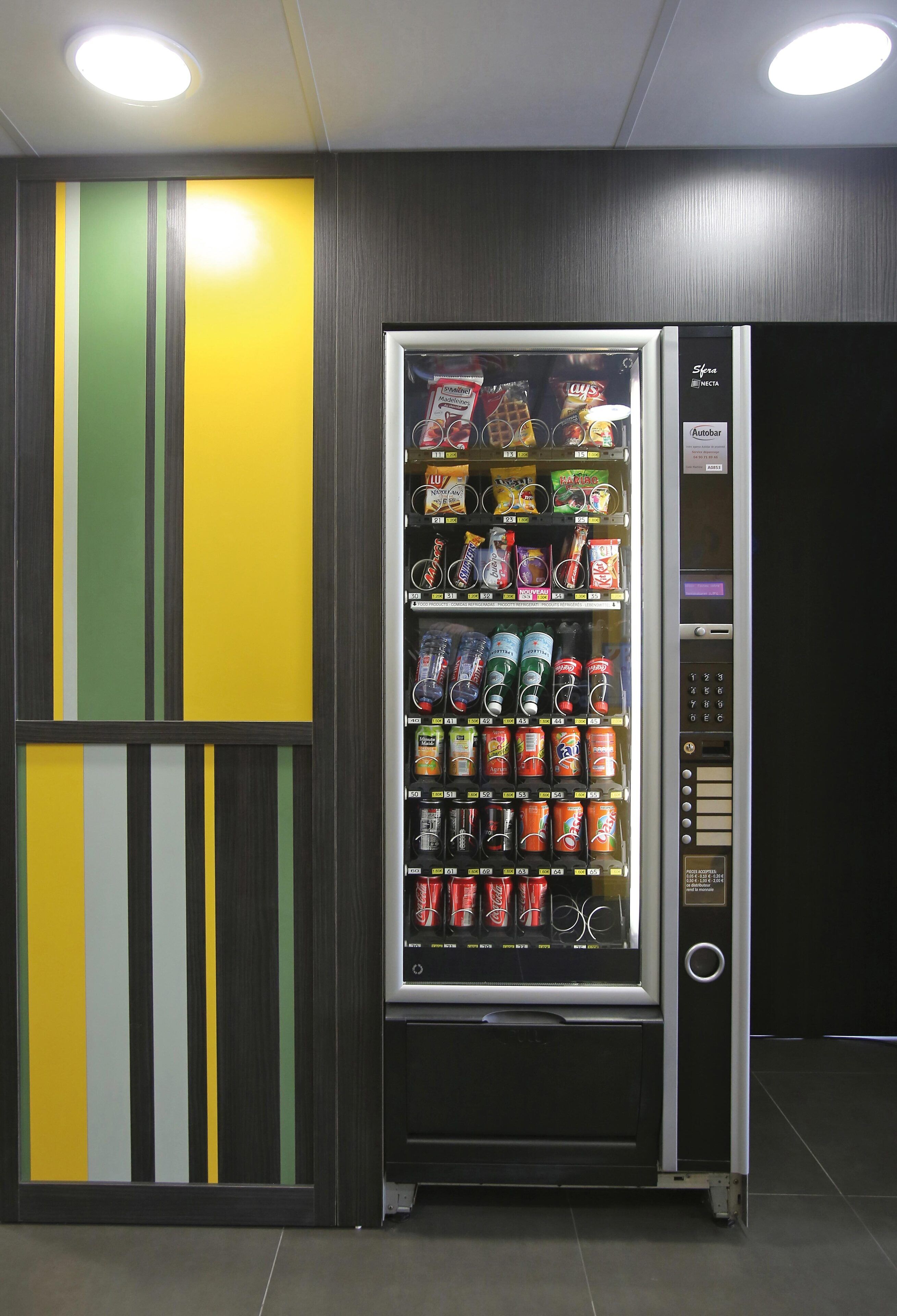 Ein Getränke- und Snackautomat mit verschiedenen Auswahlmöglichkeiten.