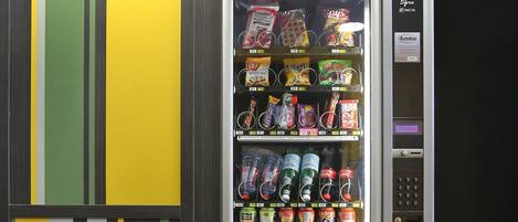 Ein Getränke- und Snackautomat mit verschiedenen Auswahlmöglichkeiten.
