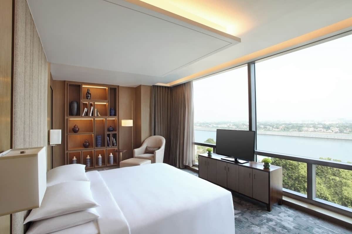 Phòng Suite (Diplomat Suite) | Bộ đồ giường cao cấp, minibar, két bảo mật tại phòng, bàn 