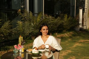 3 restaurants, breakfast, lunch, dinner served; Italian cuisine - Hyatt Regency Ahmedabad (Ahmedabad)