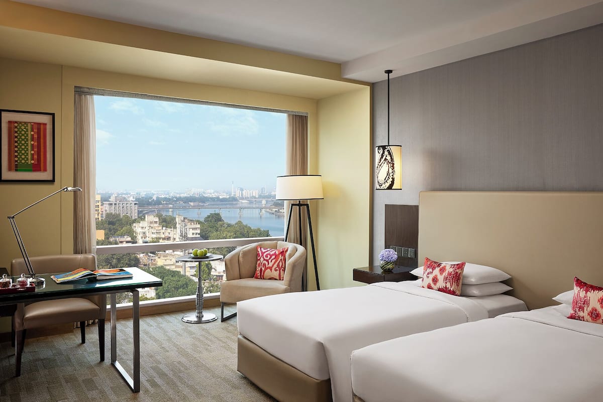 Bộ đồ giường cao cấp, minibar, két bảo mật tại phòng, bàn 