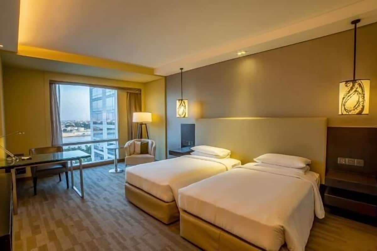 Bộ đồ giường cao cấp, minibar, két bảo mật tại phòng, bàn 