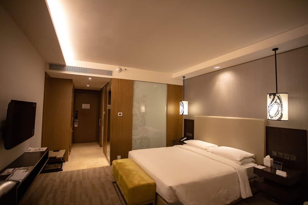 Bộ đồ giường cao cấp, minibar, két bảo mật tại phòng, bàn 