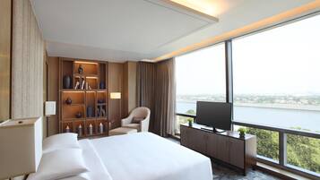 Suite (Diplomat Suite) | Premium bedding, minibar, in-room safe, desk
