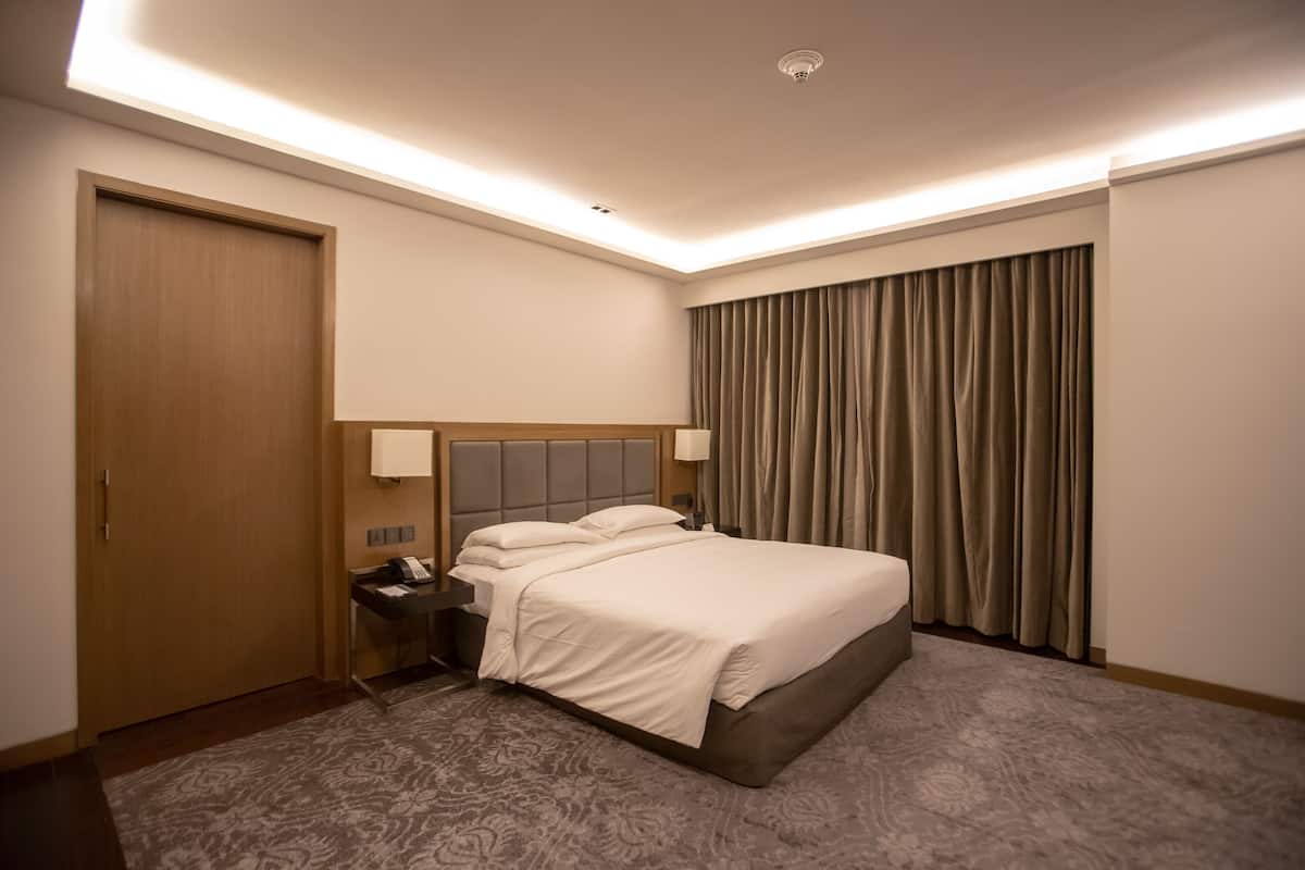Phòng Suite Executive | Bộ đồ giường cao cấp, minibar, két bảo mật tại phòng, bàn 