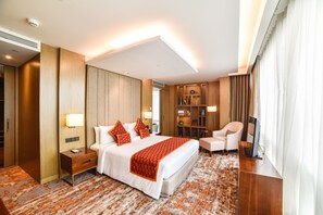 Sviitti (Diplomat Suite) | Ylelliset vuodevaatteet, minibaari, tallelokero huoneessa, työpöytä