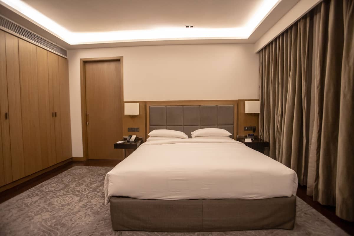 Bộ đồ giường cao cấp, minibar, két bảo mật tại phòng, bàn 