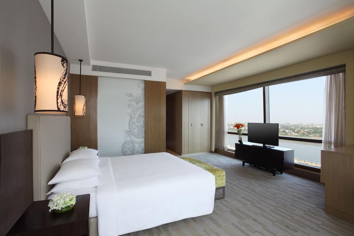 Bộ đồ giường cao cấp, minibar, két bảo mật tại phòng, bàn 
