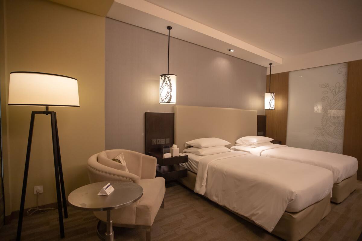 Bộ đồ giường cao cấp, minibar, két bảo mật tại phòng, bàn 