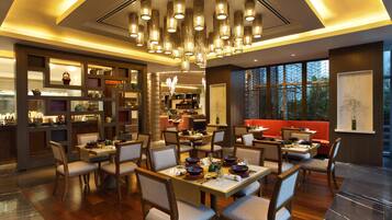 3 restaurants; breakfast, lunch, dinner and brunch served