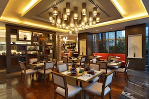 3 restaurants; breakfast, lunch, dinner, and brunch served