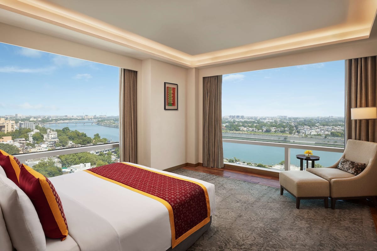 executive suite | 1 bedroom, premium bedding, minibar, in-room safe