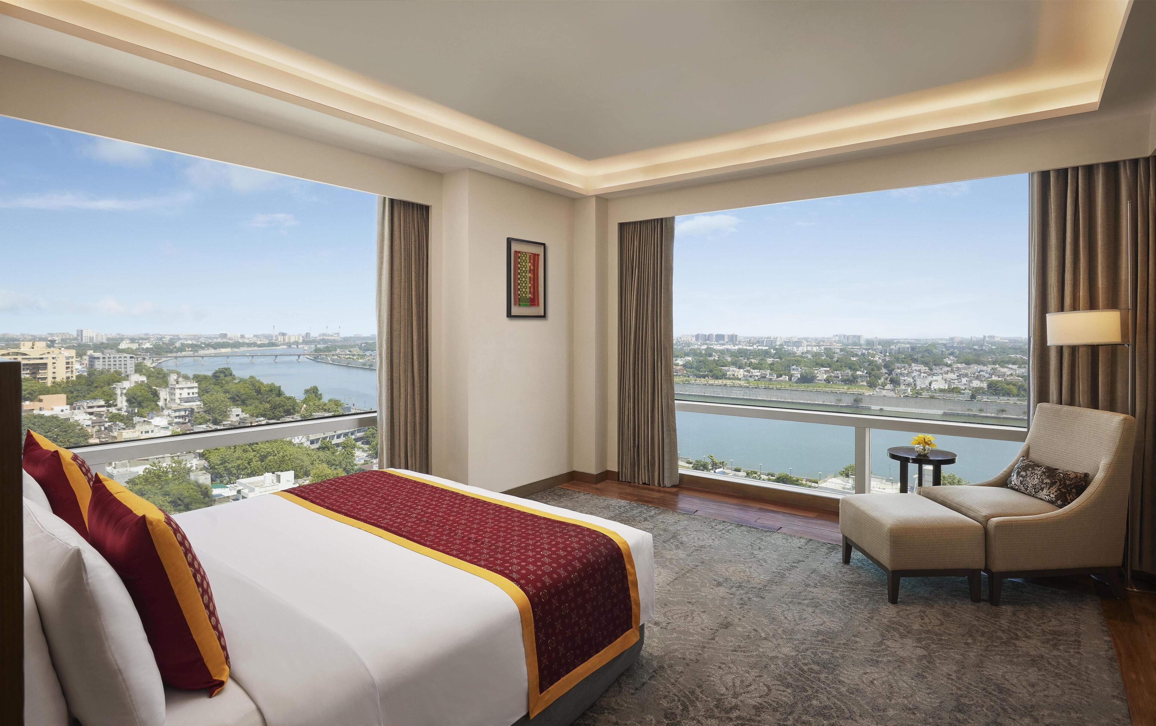 Luxe beddengoed, een minibar, een kluis op de kamer, een bureau