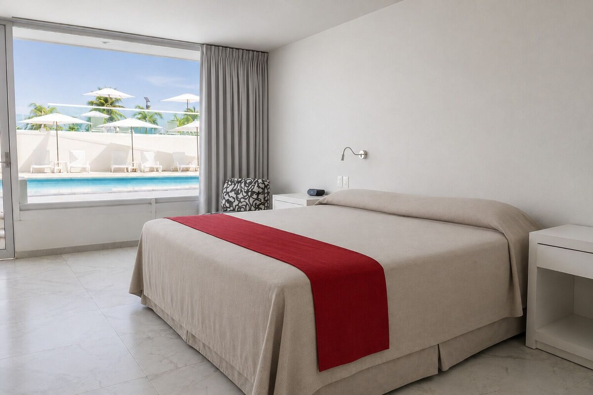 Habitación (King, Pool) | Caja fuerte, tabla de planchar con plancha, wifi gratis y despertador