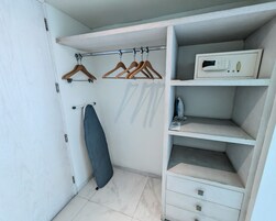 Caja de seguridad en la habitación y tabla de planchar con plancha 