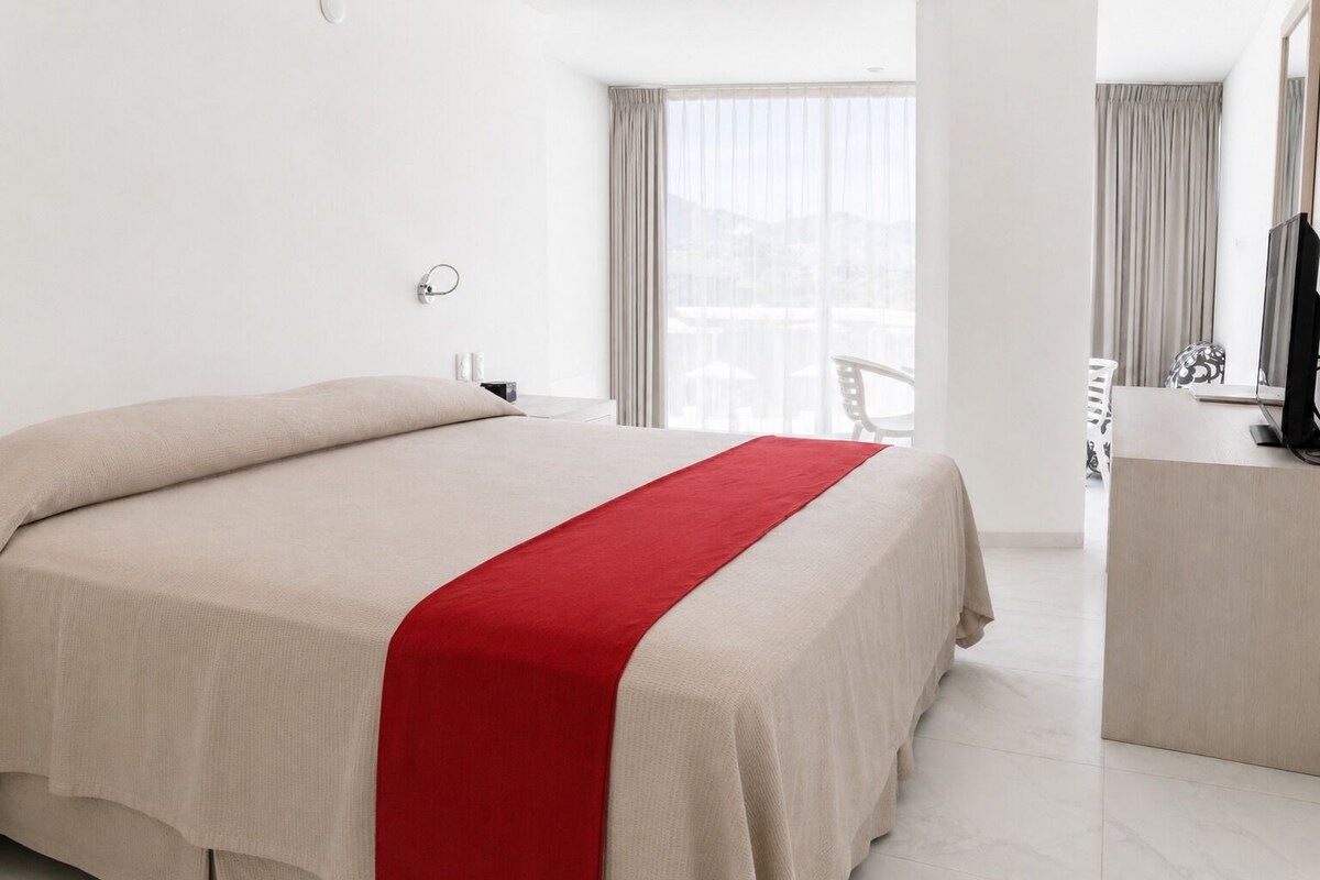 Habitación (king with Window) | Caja fuerte, tabla de planchar con plancha, wifi gratis y despertador
