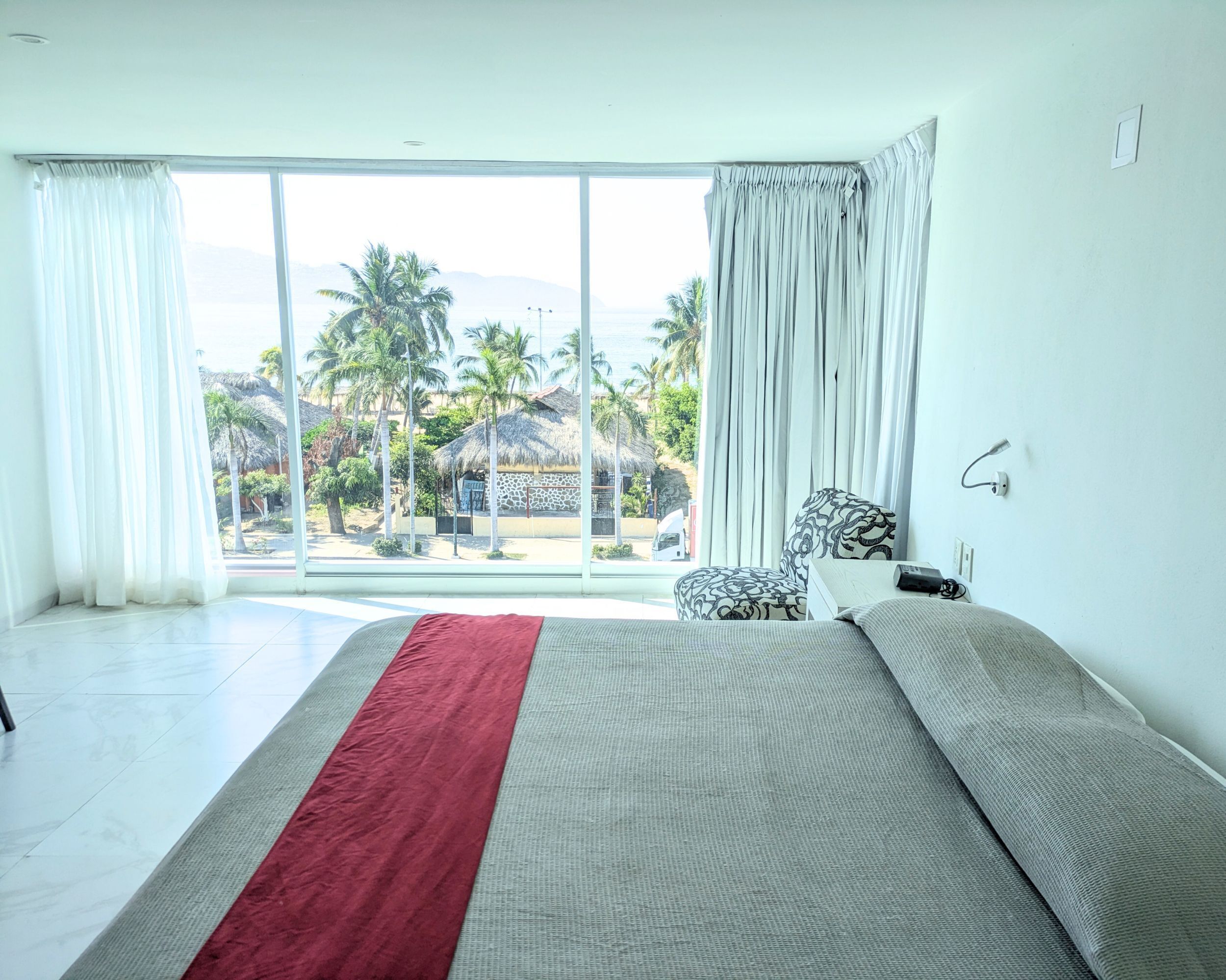 Coffres-forts dans les chambres, fer et planche à repasser