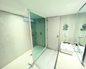 Chuveiro, produtos de toalete grátis, secador de cabelo 