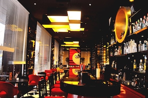 Bar (on property) - Ramada Hotel & Suites by Wyndham Istanbul Sisli (Istanbul)